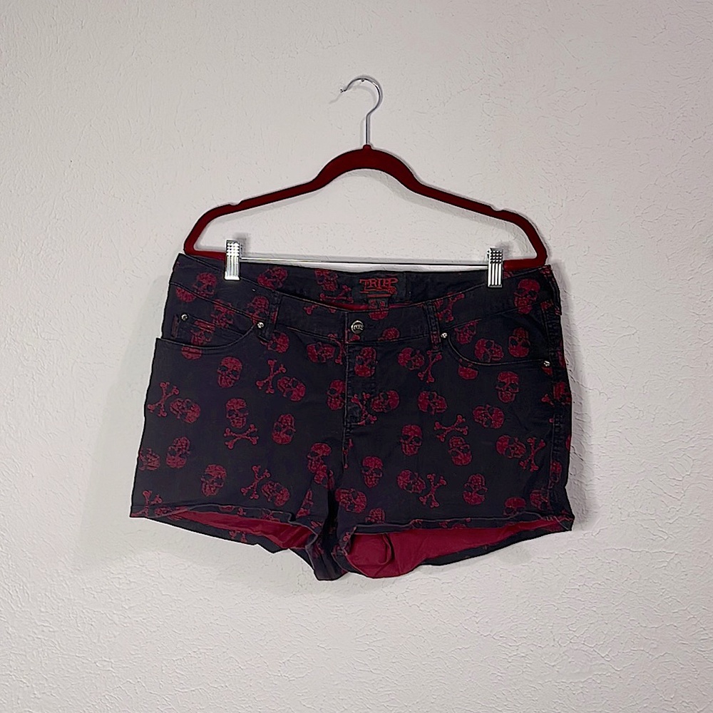Tripp black vintage size 18 shorts with red skulls and crossbones